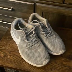 Tennis shoes